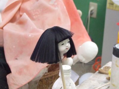 小さな市松人形をつくっています。絹毛をカットしました。 | 岡崎市｜味岡人形｜雛人形・五月人形・市松人形 制作工房