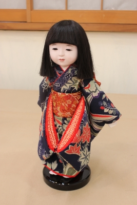 正絹ちりめんの着物を着た市松人形です。 | 岡崎市｜味岡人形 