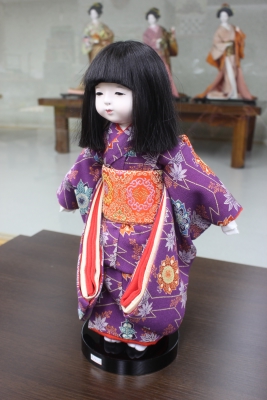 １０号の大きさの市松人形です。紫の綺麗な着物です。 | 岡崎市｜味岡