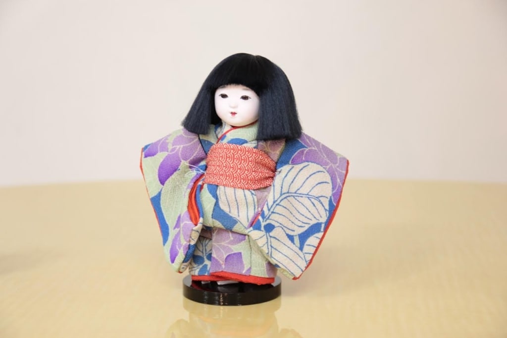 品揃え豊富で  雛人形 市松人形 衣装人形 美しい江戸縮緬の振袖を着た京人形 お着替え付 工芸品