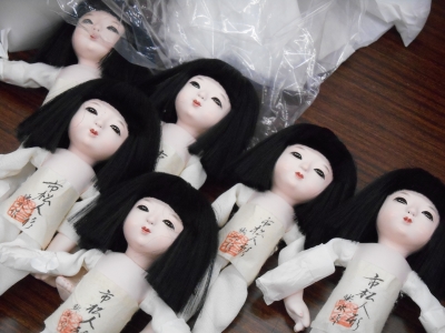 ミニサイズの市松人形に着物を着せています。伝統工芸品です。 | 岡崎 