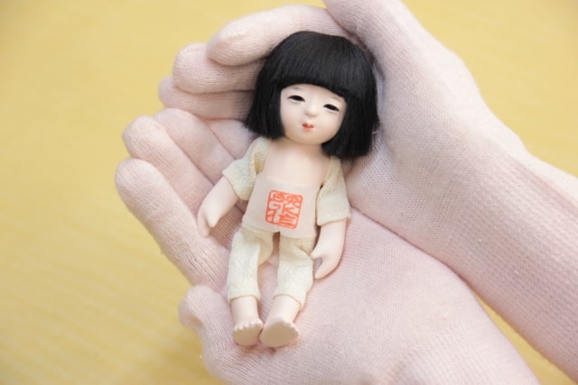 ちいさくてかわいい市松人形ができあがりました。伝統のお人形です 