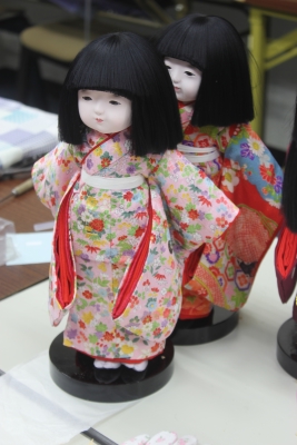 市松人形に着物を着せています。小さなお人形も着せ替えができます 