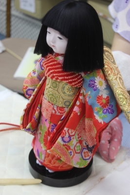 ８号市松人形の帯を結んでいます。着物は古布、帯は正絹です。 | 岡崎