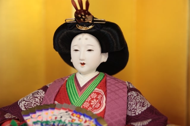 やさしく美しいお顔をした伝統の雛人形です。衣装は平安光義作の京雛
