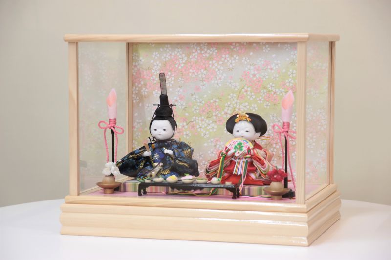 ガラスケース入り雛人形です。職人が制作した伝統工芸のお顔です。 | 岡崎市｜味岡人形｜雛人形・五月人形・市松人形 制作工房