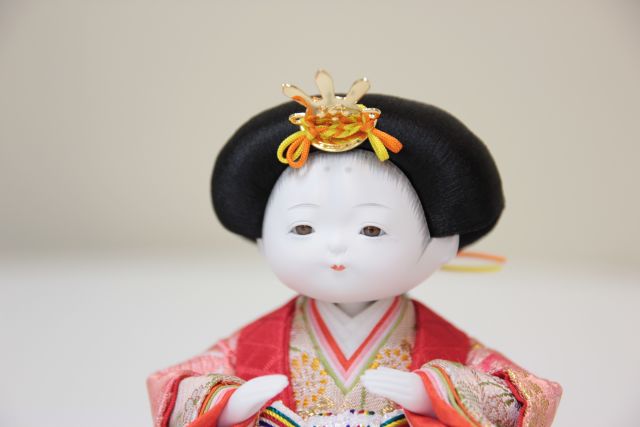 ガラスケース入り雛人形です。職人が制作した伝統工芸のお顔です