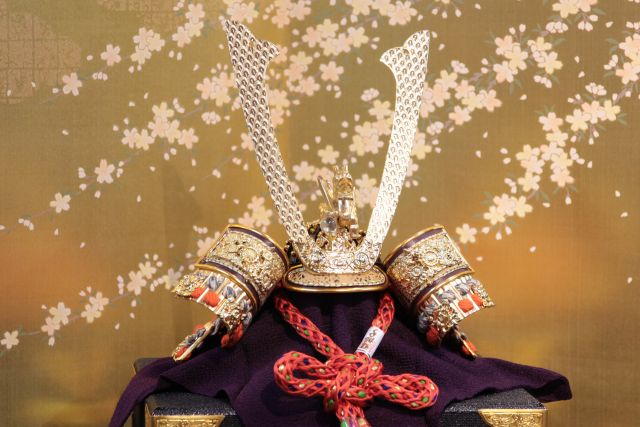 五月人形の京兜です。金箔を使用した小札が美しい作品です。 | 岡崎市