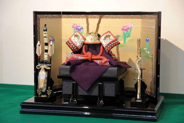 源義経の五月人形です。落ち着いた兜飾りです。 | 岡崎市｜味岡人形