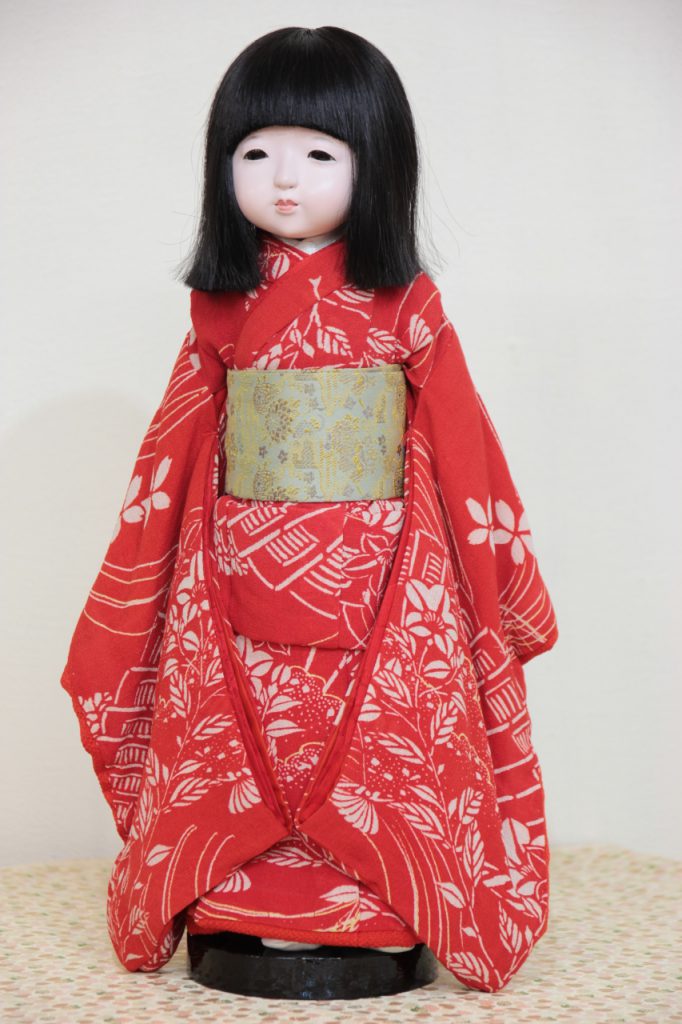 三っ折れ人形古い市松人形　刺繍の着物の女の子　壽印