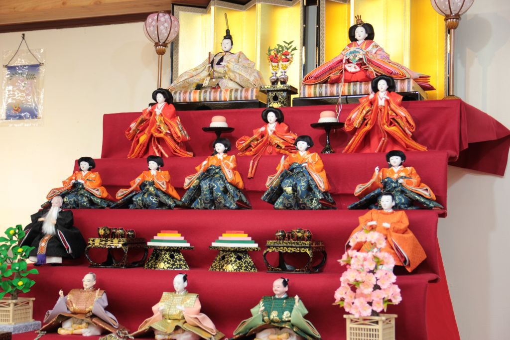 ひな人形 七段飾り １５人揃いすべて希少な桐塑頭 西陣織金襴 高級