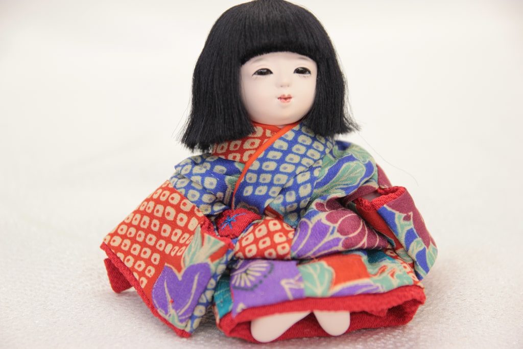 味岡映水作 市松人形 鮮やかな古布衣装 絹毛 約１２センチ | 味岡人形